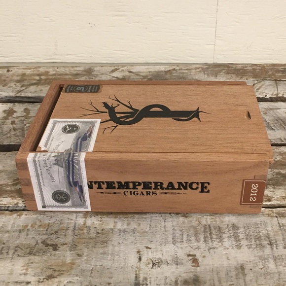 🧳3/$20🧳 Intemperance Cigar Box - Picture 3 of 7